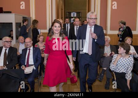 Melinda Gates (C-L) reçoit la médaille Otto-Hahn pour son activité philanthropique contre la pauvreté et la maladie dans le monde par l'intermédiaire de la Fondation Bill & Melinda Gates à l'hôtel de ville de Berlin, en Allemagne, sur 25 mai 2017. (Photo par Emmanuele Contini/NurPhoto) *** Veuillez utiliser le crédit du champ de crédit *** Banque D'Images