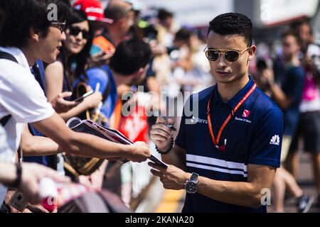 94 WEHRLEIN Pascal d'Allemagne de Sauber F1 C36 signant des autographes aux fans lors du Grand Prix de Monaco du championnat de Formule 1 de la FIA, à Monaco le 26th de 2017. (Photo de Xavier Bonilla/NurPhoto) *** Veuillez utiliser le crédit du champ de crédit *** Banque D'Images