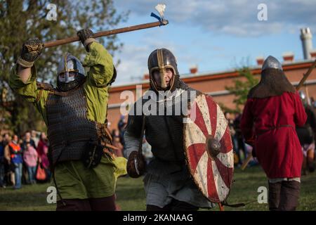 Les membres d'un club militaire historique participent à la lutte de reconstruction lors du festival annuel « Légende des Vikings norvégiens » dans la forteresse Pierre et Paul à Saint-Pétersbourg, en Russie, sur 26 mai 2017. (Photo par Igor Russak/NurPhoto) *** Veuillez utiliser le crédit du champ de crédit *** Banque D'Images