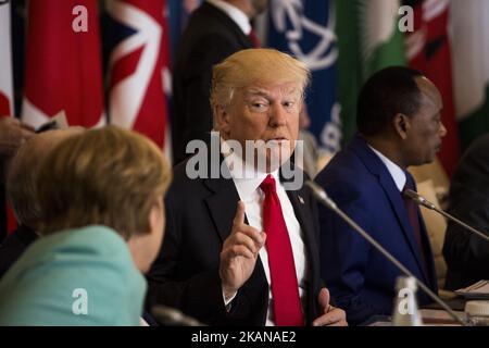 Le président américain Donald Trump (R) fait des gestes à l'égard de la chancelière allemande Angela Merkel (L) lors de la session élargie du Sommet de G7 à Taormina, en Sicile, sur 27 mai 2017. (Photo de Christian Minelli/NurPhoto) *** Veuillez utiliser le crédit du champ de crédit *** Banque D'Images