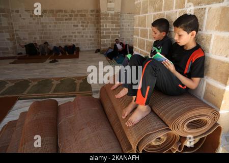 Les enfants palestiniens ont lu des copies du Coran, le livre le plus sacré de l'Islam, le premier jour de jeûne dans le mois sacré musulman du Ramadan, à la mosquée al-Omari de la ville de Gaza, sur 27 mai 2017. Plus de 1,5 milliards de musulmans dans le monde marqueront le mois, au cours duquel les croyants s'abstiendront de manger, de boire et de fumer de l'aube au coucher du soleil. (Photo de Majdi Fathi/NurPhoto) *** Veuillez utiliser le crédit du champ de crédit *** Banque D'Images