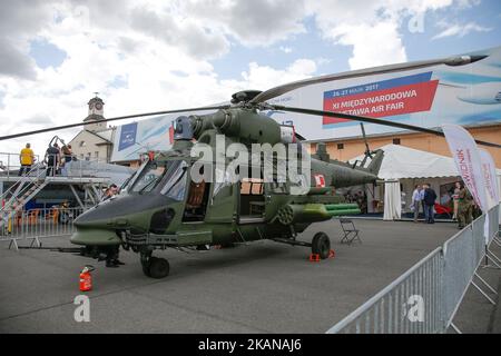 On voit des gens assister à la foire aérienne de 2017 à Bydgoszcz, en Pologne, le 26 mai 2017. La foire est organisée à la base de la force aérienne locale et est une occasion pour les membres de l'industrie et les militaires de se rencontrer. En outre, le matériel militaire est exposé et ouvert au grand public. (Photo de Jaap Arriens/NurPhoto) *** Veuillez utiliser le crédit du champ de crédit *** Banque D'Images