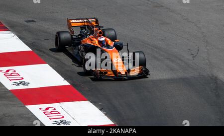 Jenson Button, de Grande-Bretagne et le pilote de l'écurie McLaren Honda F1, se rend pendant la qualification au Grand Prix de Monaco de Formule 1 sur 27 mai 2017 à Monte Carlo, Monaco. (Photo de Robert Szaniszló/NurPhoto) *** Veuillez utiliser le crédit du champ de crédit *** Banque D'Images