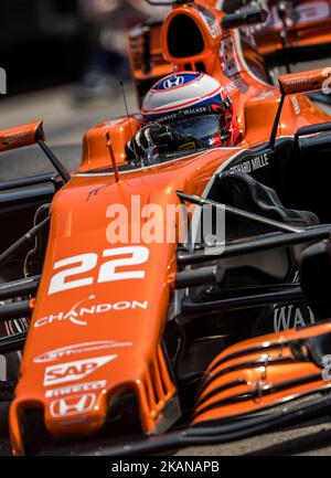 Jenson Button, de Grande-Bretagne et le pilote de l'écurie McLaren Honda F1, se rend pendant la qualification au Grand Prix de Monaco de Formule 1 sur 27 mai 2017 à Monte Carlo, Monaco. (Photo de Robert Szaniszló/NurPhoto) *** Veuillez utiliser le crédit du champ de crédit *** Banque D'Images