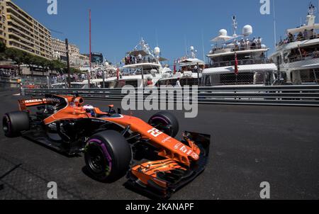 Jenson Button, de Grande-Bretagne et le pilote de l'écurie McLaren Honda F1, se rend pendant la qualification au Grand Prix de Monaco de Formule 1 sur 27 mai 2017 à Monte Carlo, Monaco. (Photo de Robert Szaniszló/NurPhoto) *** Veuillez utiliser le crédit du champ de crédit *** Banque D'Images