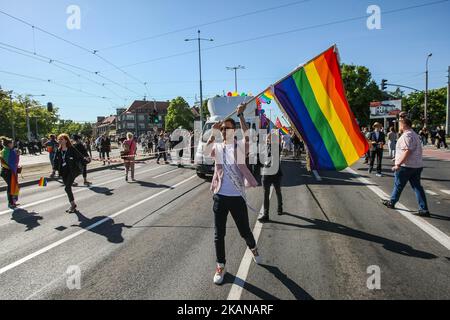 Les participants à la Marche de l'égalité sont vus le 27 mai 2017 à Gdansk, en Pologne quelques milliers de personnes ont participé à la Marche de l'égalité pour les droits des personnes LGBT. Une douzaine de partisans de l'extrême droite, des fascistes et du droit et de la justice (PiS), politiques Anna Kolakowska, ont perturbé la marche en criant des slogans anti-gay. La police intervient, au moins une personne a été arrêtée. (Photo de Michal Fludra/NurPhoto) *** Veuillez utiliser le crédit du champ de crédit *** Banque D'Images