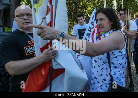 Anna Kolakowska est vue le 27 mai 2017 à Gdansk, Pologne quelques milliers de personnes ont participé à la Marche pour l'égalité des droits des personnes LGBT. Une douzaine de partisans de l'extrême droite, des fascistes et du droit et de la justice (PiS), politiques Anna Kolakowska, ont perturbé la marche en criant des slogans anti-gay. La police intervient, au moins une personne a été arrêtée. (Photo de Michal Fludra/NurPhoto) *** Veuillez utiliser le crédit du champ de crédit *** Banque D'Images