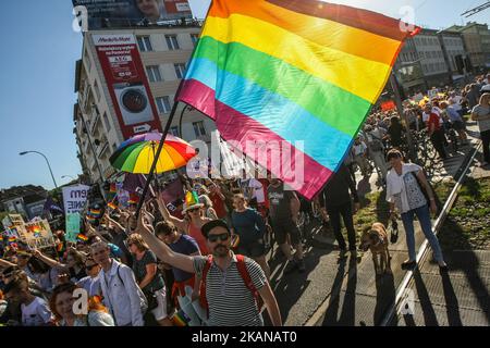 Les participants à la Marche de l'égalité sont vus le 27 mai 2017 à Gdansk, en Pologne quelques milliers de personnes ont participé à la Marche de l'égalité pour les droits des personnes LGBT. Une douzaine de partisans de l'extrême droite, des fascistes et du droit et de la justice (PiS), politiques Anna Kolakowska, ont perturbé la marche en criant des slogans anti-gay. La police intervient, au moins une personne a été arrêtée. (Photo de Michal Fludra/NurPhoto) *** Veuillez utiliser le crédit du champ de crédit *** Banque D'Images