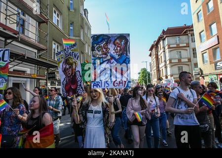 Les participants à la Marche de l'égalité sont vus le 27 mai 2017 à Gdansk, en Pologne quelques milliers de personnes ont participé à la Marche de l'égalité pour les droits des personnes LGBT. Une douzaine de partisans de l'extrême droite, des fascistes et du droit et de la justice (PiS), politiques Anna Kolakowska, ont perturbé la marche en criant des slogans anti-gay. La police intervient, au moins une personne a été arrêtée. (Photo de Michal Fludra/NurPhoto) *** Veuillez utiliser le crédit du champ de crédit *** Banque D'Images