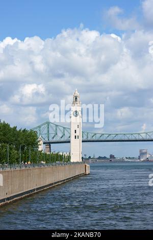 La tour de l'horloge de Montréal est à l'entrée du vieux port (Quai de l'horloge). Egalement appelée Victoria Pier ou Sailors Memorial Clock, la tour de l'horloge Banque D'Images