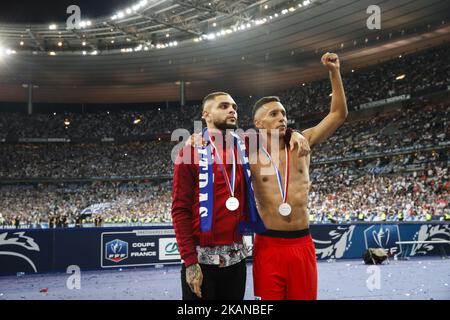 5 le défenseur brésilien Marquinhos (R) de Paris Saint-Germain et le défenseur français Layvin Kurzawa (L) de Paris Saint-Germain célèbrent après avoir remporté le match de football final de la coupe française entre Paris Saint-Germain (PSG) et Angers (SCO) sur 27 mai 2017, au Stade de France à Saint-Denis, au nord de Paris. (Photo de Geoffroy Van der Hasselt/NurPhoto) *** Veuillez utiliser le crédit du champ de crédit *** Banque D'Images