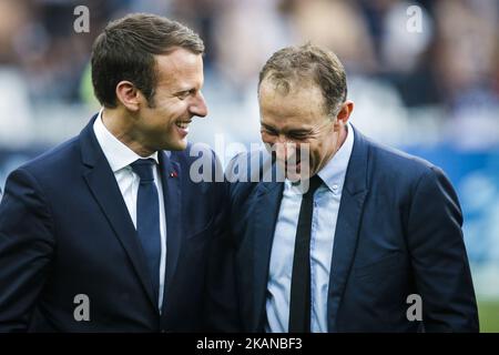 Le président français Emmanuel Macron (L) et l'ancien joueur de football et entraîneur français Jean-Pierre Papin (C) se sourient à leur arrivée avant le match de finale de la coupe française entre Paris Saint-Germain (PSG) et Angers (SCO) sur 27 mai 2017, au Stade de France à Saint-Denis, au nord de Paris. (Photo de Geoffroy Van der Hasselt/NurPhoto) *** Veuillez utiliser le crédit du champ de crédit *** Banque D'Images