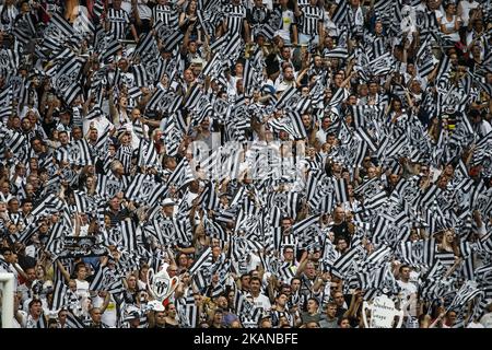 Les supporters d'Angers applaudit lors du dernier match de football de la coupe française entre Paris Saint-Germain (PSG) et Angers (SCO) sur 27 mai 2017, au Stade de France à Saint-Denis, au nord de Paris. (Photo de Geoffroy Van der Hasselt/NurPhoto) *** Veuillez utiliser le crédit du champ de crédit *** Banque D'Images