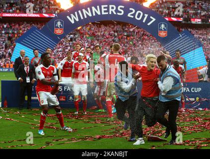 L'équipe d'Arsenal fête avec la coupe FA après la finale de la coupe FA Emirates entre Arsenal et Chelsea au stade Wembley sur 27 mai 2017 à Londres, en Angleterre. (Photo de Kieran Galvin/NurPhoto) *** Veuillez utiliser le crédit du champ de crédit *** Banque D'Images