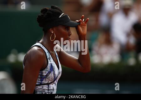 LES ÉTATS-UNIS venus Williams réagissent au Wang Qiang lors de leur match de tennis à l'Open de France Roland Garros 2017 sur 28 mai 2017 à Paris. (Photo de Mehdi Taamallah/NurPhoto) *** Veuillez utiliser le crédit du champ de crédit *** Banque D'Images