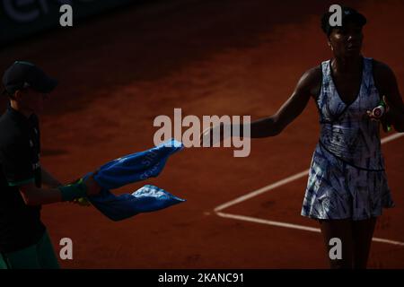 LES ÉTATS-UNIS venus Williams réagissent au Wang Qiang lors de leur match de tennis à l'Open de France Roland Garros 2017 sur 28 mai 2017 à Paris. (Photo de Mehdi Taamallah/NurPhoto) *** Veuillez utiliser le crédit du champ de crédit *** Banque D'Images