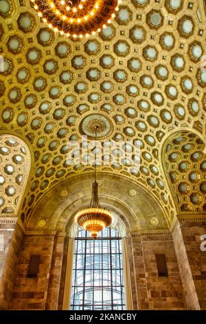 Plafond à cercueil orné dans l'édifice Commerce court du centre-ville de Toronto, Canada. L'édifice de la Cour de commerce, construit en 1929, est un complexe de quatre édifices à bureaux situés dans les rues King et Bay, dans le quartier financier de Toronto (Ontario), au Canada. Le principal locataire est la Banque canadienne Impériale de Commerce (CIBC). Les bâtiments sont un mélange de styles architecturaux Art déco, International et du début du modernisme. (Photo de Creative Touch Imaging Ltd./NurPhoto) *** Veuillez utiliser le crédit du champ de crédit *** Banque D'Images