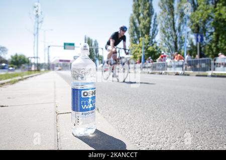 Le 28 mai 2017, un cycliste participe au Bydgoszcz Cycling Challenge, une course de rue de 10 kilomètres sur la route de l'université qui traverse la rivière Brda sur le pont de l'université nouvellement construit à travers le centre du tpiy. (Photo de Jaap Arriens/NurPhoto) *** Veuillez utiliser le crédit du champ de crédit *** Banque D'Images