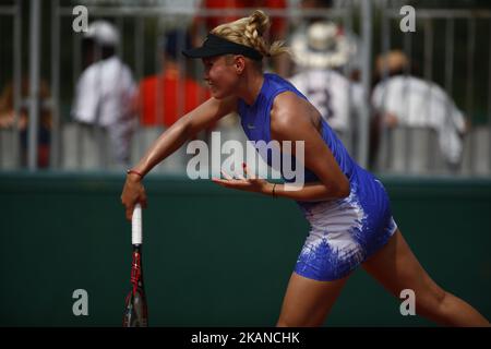 Donna Vekic de Croatie joue un front lors du premier match des dames célibataires contre Shuai Zhang de Chine le deuxième jour de l'Open de France 2017 à Roland Garros sur 29 mai 2017 à Paris, France. (Photo de Mehdi Taamallah/NurPhoto) *** Veuillez utiliser le crédit du champ de crédit *** Banque D'Images