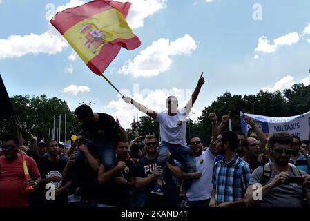 Les chauffeurs de taxi espagnols manifestent devant le Congrès des députés contre Uber et Cabify à Madrid le 30 mai 2017. (Photo de Juan Carlos Lucas/NurPhoto) *** Veuillez utiliser le crédit du champ de crédit *** Banque D'Images