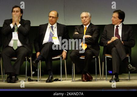 Rodrigo Maia, orateur principal du Brésil, de gauche à droite, Geraldo Alckmin, gouverneur de Sao Paulo, Michel Temer, président du Brésil, et Aloysio Nunes Ferreira, ministre des Affaires étrangères du Brésil, sont présents sur scène mardi à 30 mai 2017 Sao Paulo, au Brésil, lors du Forum sur l'investissement 2017. Le Forum sur l'investissement au Brésil 2017 réunit des dirigeants politiques, des entreprises, des universités et des médias pour favoriser de nouvelles opportunités d'affaires et d'investissement au Brésil. (Photo de Fabio Vieira/FotoRua/NurPhoto) *** Veuillez utiliser le crédit du champ de crédit *** Banque D'Images