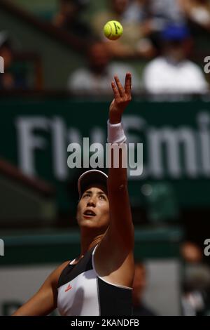 Le Garbine Muguruza d'Espagne sert le ballon à l'Anet Kontaveit d'Estonie lors de leur match de tennis à l'Open de France Roland Garros 2017 sur 31 mai 2017 à Paris. (Photo de Mehdi Taamallah/NurPhoto) *** Veuillez utiliser le crédit du champ de crédit *** Banque D'Images