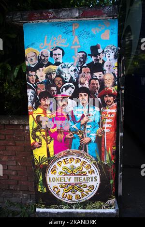 Les célèbres studios Abbey Road sont décorés d'autocollants Beatles sur les murs, pour rappeler le 50th anniversaire de la sortie du Sgt Pepper's Lonely Hearts Club Band, Londres on 1 juin 2017. Sgt. Pepper's Lonely Hearts Club Band est le huitième album studio du groupe de rock anglais The Beatles. Publié le 26 mai 1967 au Royaume-Uni et le 2 juin 1967 aux États-Unis. Il a passé 27 semaines en tête du classement des albums britanniques et 15 semaines au numéro un aux États-Unis. Il a remporté quatre Grammy Awards en 1968, dont Album de l'année, le premier rock LP à recevoir cet honneur. (Photo d'Alberto Pezzali/ Banque D'Images