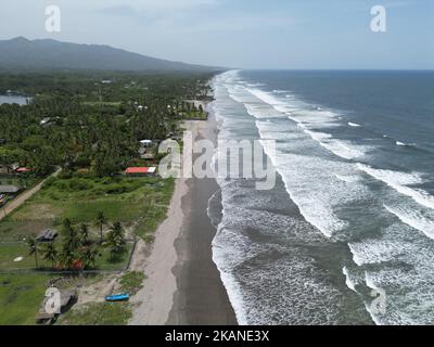 Les vagues de l'océan touchant la côte avec la vue verte de la plage, Playa El Espino, Usulutan, El Salvador, aérienne Banque D'Images