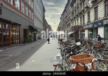 Une rangée de vélos garés et de beaux bâtiments dans les rues de Copenhague, au Danemark Banque D'Images