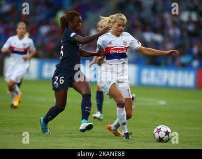 ADA Hegerberg de l'Olympique Lyonnais Feminies détient Grace Geyoro de Paris Saint-Germain Feminies lors du match final de la Ligue des champions des femmes de l'UEFA entre l'Olympique Lyonnais Feminies et les Feminies de Paris Saint-Germain au Cardiff City Stadium de Cardiff, pays de Galles sur 01 juin 2017 (photo de Kieran Galvin/NurPhoto) *** Veuillez utiliser le crédit du champ de crédit *** Banque D'Images