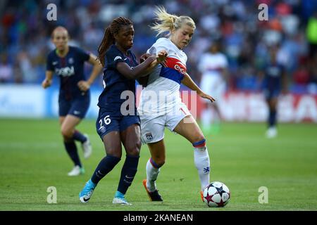 Grace Geyoro de Paris Saint-Germain et Ada Hegerberg de l'Olympique Lyonnais au stade de Cardiff à Cardiff, lors de la finale de la Ligue des champions des femmes de l'UEFA entre Lyon et Paris Saint Germain au stade de Cardiff sur 1 juin 2017 à Cardiff, pays de Galles. L'Olympique Lyonnais gagne 7-6 sur pénalités après la fin du match 0-0. (Photo de Matteo Ciambelli/NurPhoto) *** Veuillez utiliser le crédit du champ de crédit *** Banque D'Images