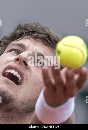 Pablo Carreno Busta, d'Espagne, sert contre Grigor Dimitrov, de Bulgarie, lors de la troisième manche du tournoi Grand Chelem de Roland Garros - jour 6 sur 2 juin 2017 à Paris, France. (Photo de Robert Szaniszló/NurPhoto) *** Veuillez utiliser le crédit du champ de crédit *** Banque D'Images