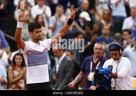 Le Novak Djokovic de Serbie célèbre sa victoire contre Diego Schwartzman d'Argentine lors de son match de tennis à l'Open de France Roland Garros 2017 sur 2 juin 2017 à Paris. (Photo de Mehdi Taamallah/NurPhoto) *** Veuillez utiliser le crédit du champ de crédit *** Banque D'Images