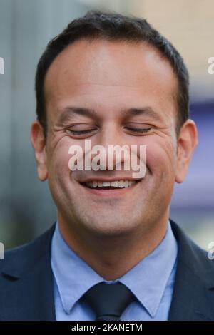 Heureux Leo Varadkar sur son chemin vers le Mansion House de Dublin, où il a été élu le nouveau chef de Fine Gael et sur la voie de devenir le premier gays Taoiseach en Irlande. Suite à la formation d'un gouvernement minoritaire de Fine Gael en mai 2016, Leo Varadkar a été nommé ministre de la protection sociale. Après la démission d'Enda Kenny en tant que chef de Fine Gael en mai 2017, Varadkar a annoncé sa candidature pour le poste de chef de parti. Il a fait face au ministre du logement Simon Coveney lors de l'élection à la direction de Fine Gael. Aujourd'hui, le 2 juin 2017, il a été annoncé que Varadkar avait été élu chef de Fine Gael, Banque D'Images