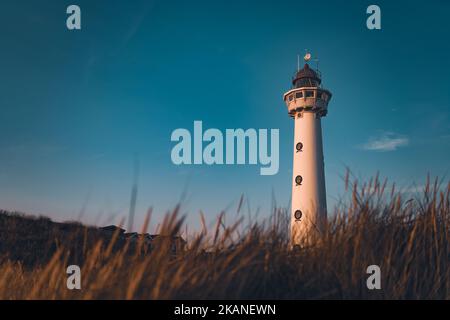 Le phare du J C J van Speijk contre le ciel bleu à Egmond aan Zee, pays-Bas Banque D'Images