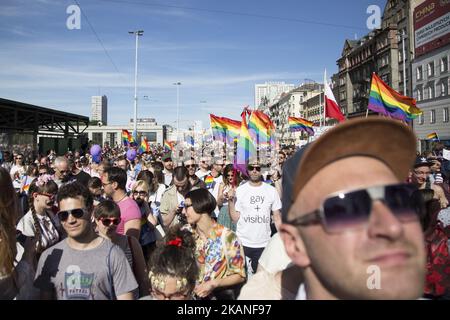 Les gens pendant la parade de l'égalité 17th (Parada Rownosci) à Varsovie sur 3 juin 2017. (Photo de Maciej Luczniewski/NurPhoto) *** Veuillez utiliser le crédit du champ de crédit *** Banque D'Images