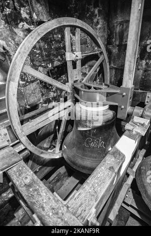 Bell-roues et cloches d'église dans le clocher de l'église St Marys à long Preston (près de Settle) --- dans le parc national de Yorkshire Dales. Banque D'Images