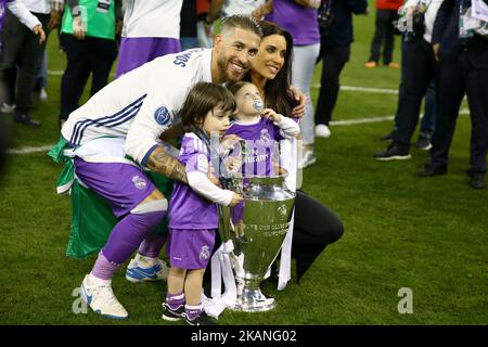 Sergio Ramos du Real Madrid avec l'épouse Pilar Rubio Fernandez et les deux fils lors de la finale de la Ligue des champions de l'UEFA entre Juventus et le Real Madrid au Stade national du pays de Galles sur 3 juin 2017 à Cardiff, pays de Galles (photo de Matteo Ciambelli/NurPhoto) *** Veuillez utiliser le crédit du champ de crédit *** Banque D'Images