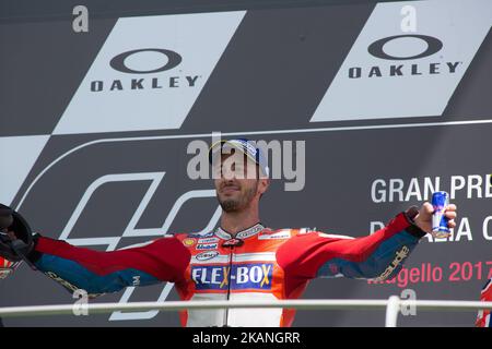 Andrea Dovizioso, pilote de Ducati, célèbre sur le podium après avoir remporté le Grand Prix moto GP sur le circuit de Mugello sur 4 juin 2017. Andrea Dovizioso, de Ducati, a ravivé la foule avec une victoire MotoGP émouvante à Mugello dimanche qui l'a vu leader du championnat de bord Maverick Vinales (photo de Fabio Averna/NurPhoto) *** s'il vous plaît utiliser le crédit du champ de crédit *** Banque D'Images