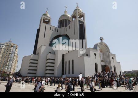 Les croyants catholiques grecs assistent à la cérémonie funéraire du cardinal ukrainien Lubomyr Husar, ancien chef de l'Église catholique grecque ukrainienne, à la cathédrale patriarcale de la Résurrection du Christ à Kiev, Ukraine, le 05 juin 2017. Lubomyr Husar, 84 ans, à la tête de l'Eglise catholique grecque ukrainienne de 2005 à 2011, meurt sur 31 mai. (Photo de Vladimir Sindeyeve/NurPhoto) *** Veuillez utiliser le crédit du champ de crédit *** Banque D'Images