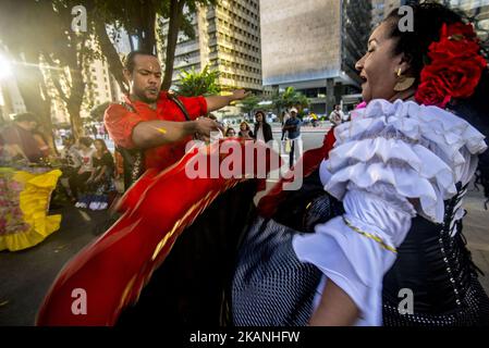 Les Gitans dansent sur l'Avenida Paulista un dimanche après-midi ensoleillé, sur 4 juin 2017 à Sao Paulo, au Brésil. (Photo de Cris Faga/NurPhoto) *** Veuillez utiliser le crédit du champ de crédit *** Banque D'Images