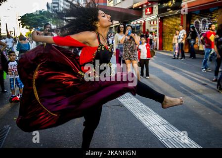 Les Gitans dansent sur l'Avenida Paulista un dimanche après-midi ensoleillé, sur 4 juin 2017 à Sao Paulo, au Brésil. (Photo de Cris Faga/NurPhoto) *** Veuillez utiliser le crédit du champ de crédit *** Banque D'Images