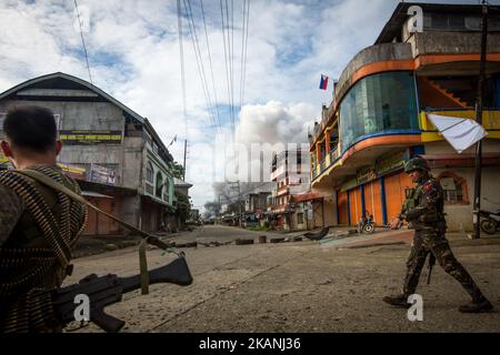 Une fumée fait rage dans les maisons à la suite de frappes aériennes menées par la Force aérienne philippine à Marawi, dans le sud des Philippines, au 6 juin 2017. Des avions militaires philippins ont tiré des roquettes mardi sur des positions militantes alors que des soldats se battaient pour contrôler la ville du sud contre des hommes armés liés au groupe Maute, un groupe islamiste rebelle. (Photo de Richard Atrero de Guzman/NurPhoto) *** Veuillez utiliser le crédit du champ de crédit *** Banque D'Images