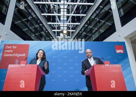 Martin Schulz, président et chancelier du Parti social-démocrate (SPD), et Andrea Nahles, ministre fédérale du travail et des Affaires sociales, sont photographiés lors d'une conférence de presse pour présenter des propositions de politiques de retraite au siège du SPD Willy-Brandt-Haus à Berlin, en Allemagne, sur 7 juin 2017. (Photo par Emmanuele Contini/NurPhoto) *** Veuillez utiliser le crédit du champ de crédit *** Banque D'Images