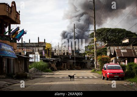 Une fumée fait rage dans les maisons à la suite de frappes aériennes menées par la Force aérienne philippine à Marawi, dans le sud des Philippines, au 6 juin 2017. Des avions militaires philippins ont tiré des roquettes mardi sur des positions militantes alors que des soldats se battaient pour contrôler la ville du sud contre des hommes armés liés au groupe Maute, un groupe islamiste rebelle. (Photo de Richard Atrero de Guzman/NurPhoto) *** Veuillez utiliser le crédit du champ de crédit *** Banque D'Images