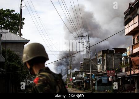 Une fumée fait rage dans les maisons à la suite de frappes aériennes menées par la Force aérienne philippine à Marawi, dans le sud des Philippines, au 6 juin 2017. Des avions militaires philippins ont tiré des roquettes mardi sur des positions militantes alors que des soldats se battaient pour contrôler la ville du sud contre des hommes armés liés au groupe Maute, un groupe islamiste rebelle. (Photo de Richard Atrero de Guzman/NurPhoto) *** Veuillez utiliser le crédit du champ de crédit *** Banque D'Images