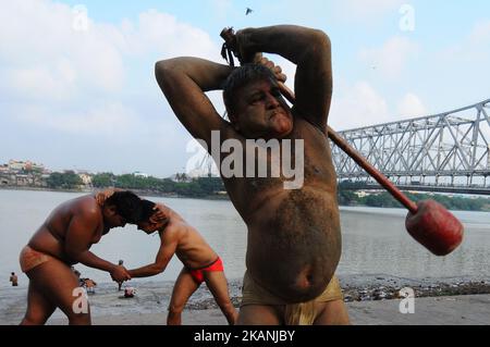 Les lutteurs s'exercent dans un centre d'entraînement de lutte indien traditionnel sur les rives du Gange, avant les championnats de lutte de boue du Bengale en Inde, 07 juin,2017. (Photo de Debajyoti Chakraborty/NurPhoto) *** Veuillez utiliser le crédit du champ de crédit *** Banque D'Images