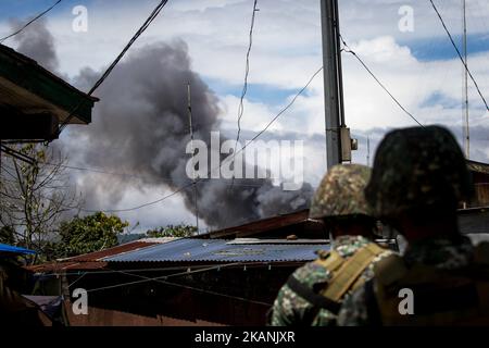 Les marines des Philippines regardent la fumée à la suite d'une frappe aérienne de l'armée de l'air philippine à Marawi, dans le sud des Philippines, sur 9 juin 2017. Des avions militaires philippins ont tiré des roquettes vendredi sur des positions militantes alors que des soldats se battaient pour combattre le contrôle de la ville du sud contre des hommes armés liés au groupe de l'État islamique. (Photo de Richard Atrero de Guzman/NurPhoto) *** Veuillez utiliser le crédit du champ de crédit *** Banque D'Images