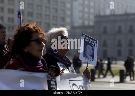 Santiago, Chili. 9 juin 2017. Les manifestants portent des affiches avec des photos des détenus disparus. Des parents de détenus disparus et des politiciens exécutés pendant la dictature militaire et les organisations de défense des droits de l'homme ont manifesté au Palacio de la Moneda pour demander la fermeture de la prison de Punta Peuco où des membres des forces armées ont été emprisonnés et poursuivis pour violations des droits de l'homme . Aujourd'hui, ils bénéficient de privilèges spéciaux dans cette prison de Santiago, au Chili. (Photo de Fernando Lavoz/NurPhoto) *** Veuillez utiliser le crédit du champ de crédit *** Banque D'Images