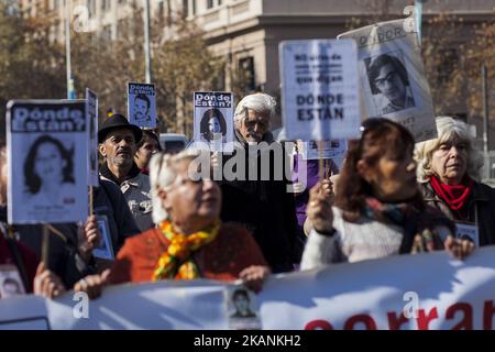 Santiago, Chili. 9 juin 2017. Les manifestants portent des affiches avec des photos des détenus disparus. Des parents de détenus disparus et des politiciens exécutés pendant la dictature militaire et les organisations de défense des droits de l'homme ont manifesté au Palacio de la Moneda pour demander la fermeture de la prison de Punta Peuco où des membres des forces armées ont été emprisonnés et poursuivis pour violations des droits de l'homme . Aujourd'hui, ils bénéficient de privilèges spéciaux dans cette prison de Santiago, au Chili. (Photo de Fernando Lavoz/NurPhoto) *** Veuillez utiliser le crédit du champ de crédit *** Banque D'Images